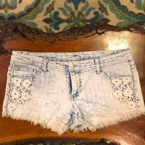 Women’s Mossimo acid washed denim short shorts with white lace detailing
